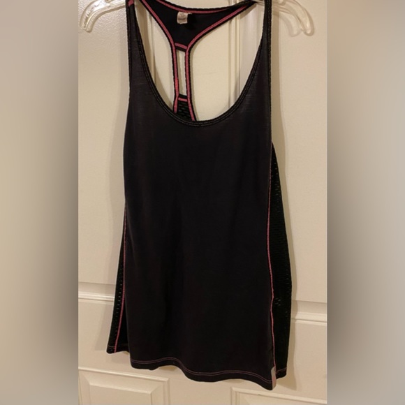 Under Armour Tops - Workout top. Size Medium